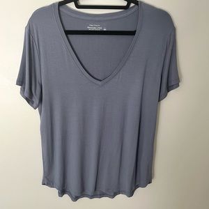 Abercrombie & blue blue V neck drapey t shirt size large